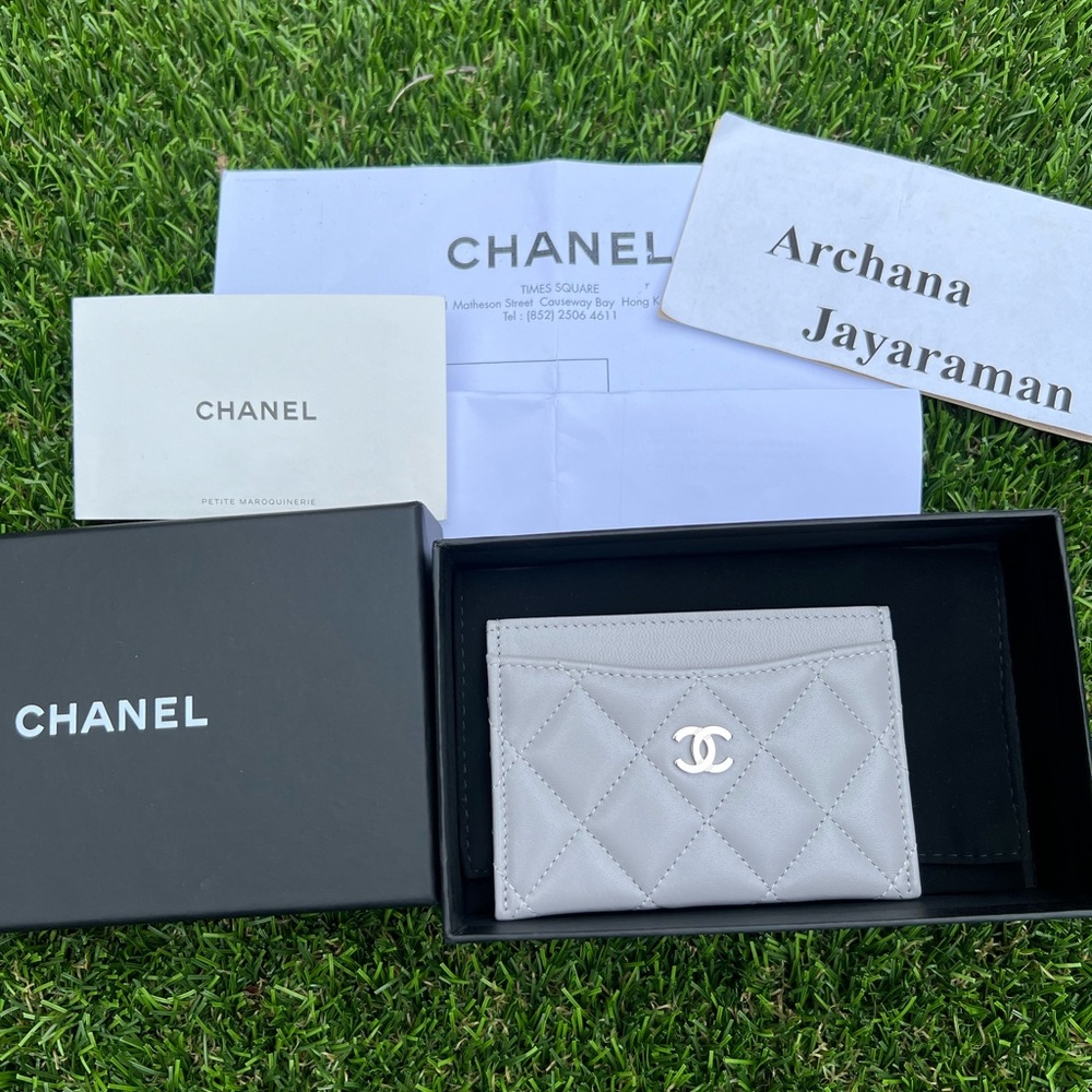 ❌ SOLD ❌Chanel 21B Gray Lambskin SHW Classic Card Holder